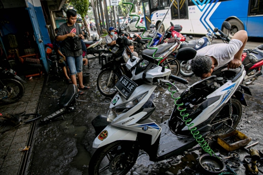 Saat Bengkel Sepeda Motor Kebanjiran Pelanggan Korban Banjir