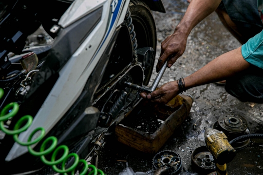 Saat Bengkel Sepeda Motor Kebanjiran Pelanggan Korban Banjir