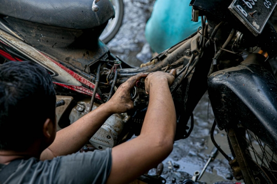 Saat Bengkel Sepeda Motor Kebanjiran Pelanggan Korban Banjir