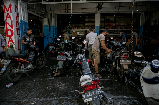 Saat Bengkel Sepeda Motor Kebanjiran Pelanggan Korban Banjir