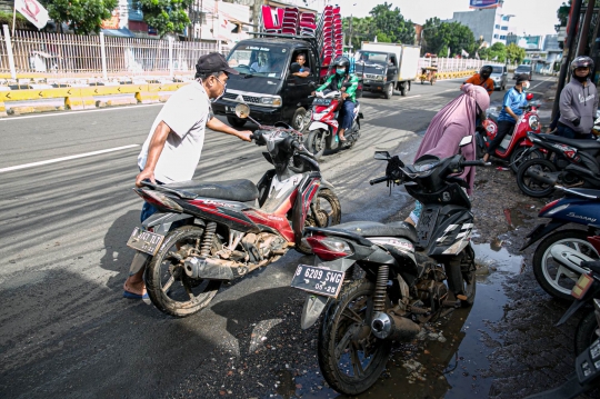 Saat Bengkel Sepeda Motor Kebanjiran Pelanggan Korban Banjir