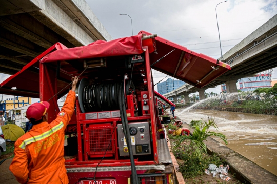 Aksi Damkar Sedot Air Banjir di Cipinang Melayu