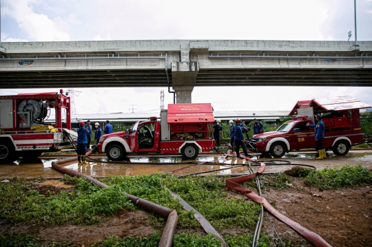 Aksi Damkar Sedot Air Banjir di Cipinang Melayu