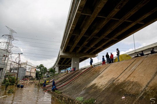Aksi Damkar Sedot Air Banjir di Cipinang Melayu
