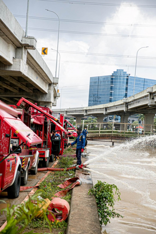 Aksi Damkar Sedot Air Banjir di Cipinang Melayu