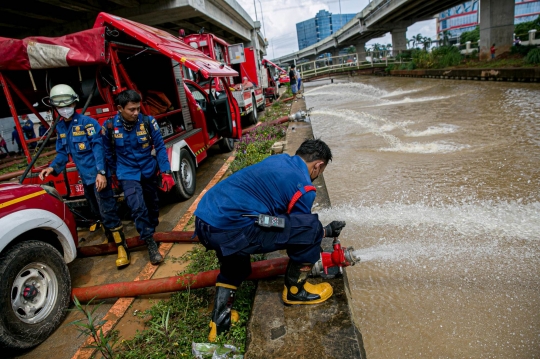 Aksi Damkar Sedot Air Banjir di Cipinang Melayu