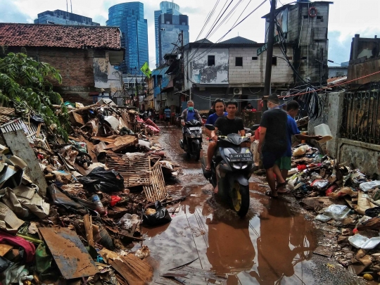 Tumpukan Sampah Sisa Banjir di Kebalen