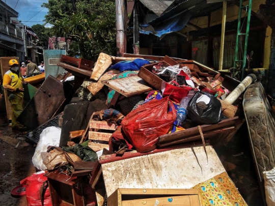 Tumpukan Sampah Sisa Banjir di Kebalen