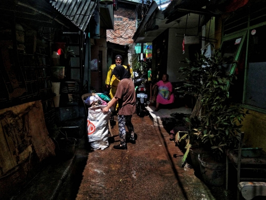 Tumpukan Sampah Sisa Banjir di Kebalen