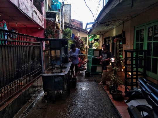 Tumpukan Sampah Sisa Banjir di Kebalen