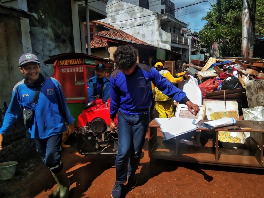 Tumpukan Sampah Sisa Banjir di Kebalen