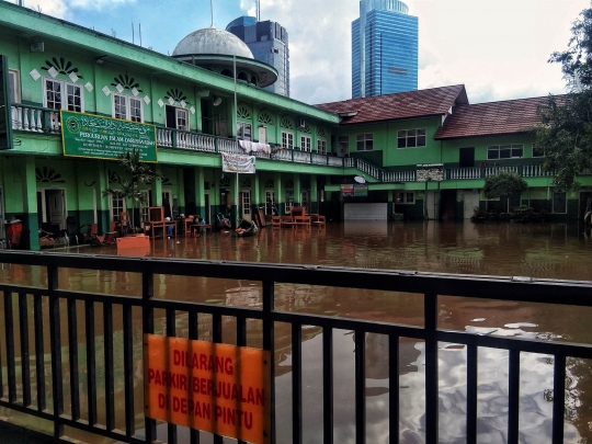 Tumpukan Sampah Sisa Banjir di Kebalen