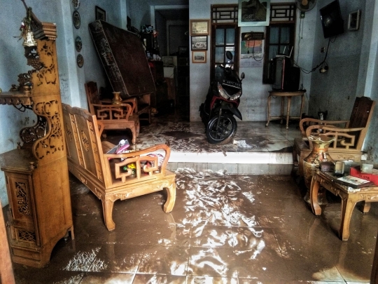 Tumpukan Sampah Sisa Banjir di Kebalen