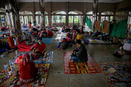 Korban Banjir Cipinang Melayu Mengungsi di Masjid