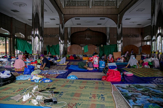 Korban Banjir Cipinang Melayu Mengungsi di Masjid