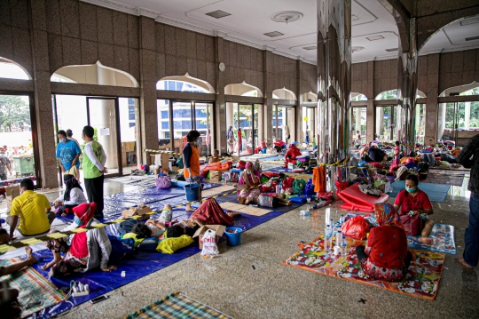 Korban Banjir Cipinang Melayu Mengungsi di Masjid