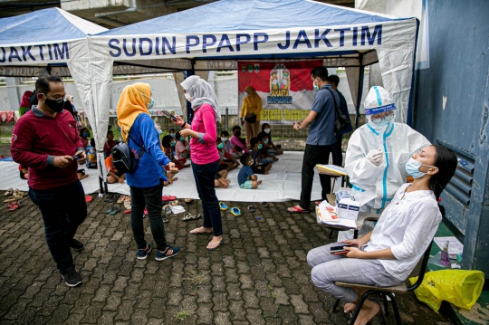 Pengungsi Korban Banjir Jalani Swab Antigen