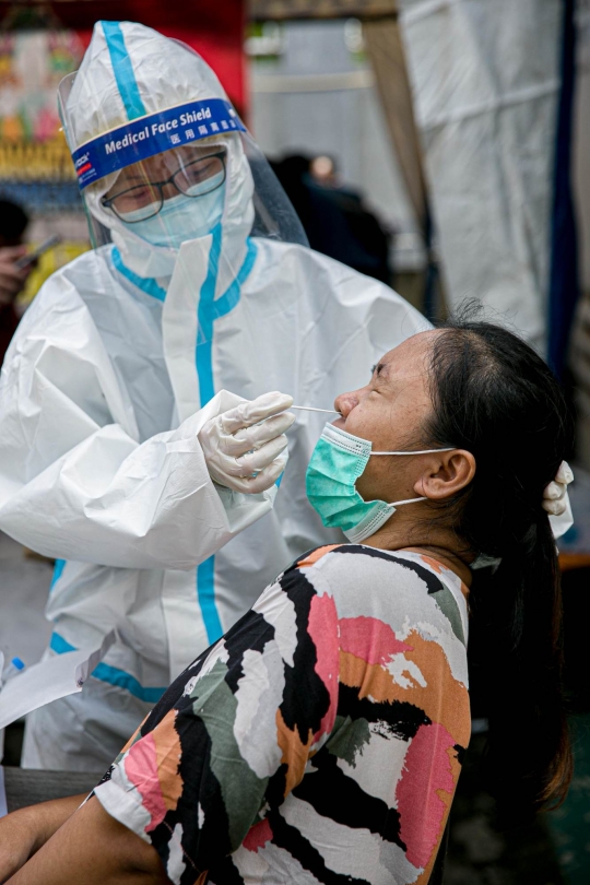 Pengungsi Korban Banjir Jalani Swab Antigen