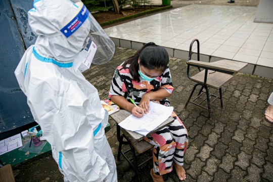 Pengungsi Korban Banjir Jalani Swab Antigen