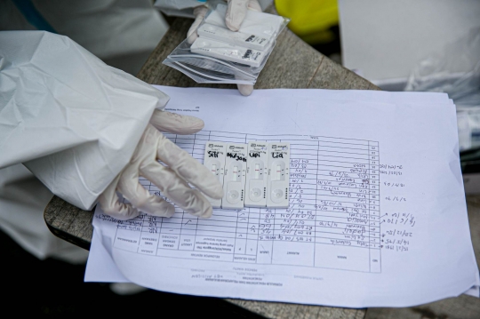 Pengungsi Korban Banjir Jalani Swab Antigen