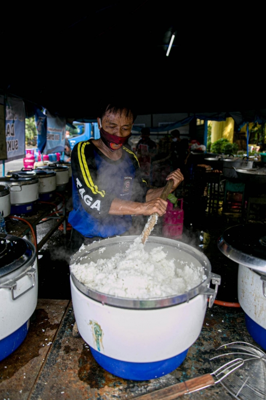 Kesibukan Dapur Umum Kementerian Sosial Bantu Korban Banjir di Jakarta