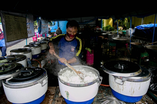 Kesibukan Dapur Umum Kementerian Sosial Bantu Korban Banjir di Jakarta