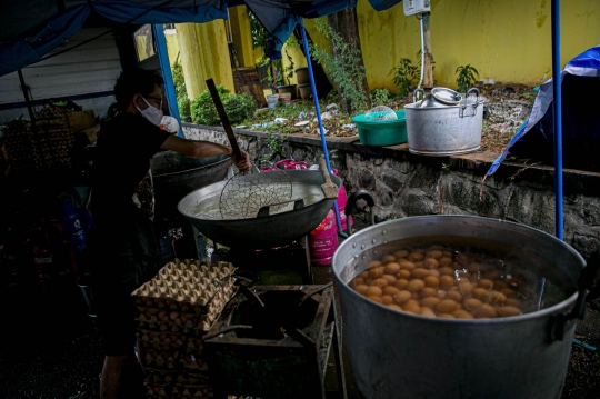 Kesibukan Dapur Umum Kementerian Sosial Bantu Korban Banjir di Jakarta