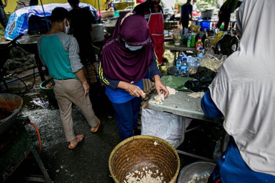 Kesibukan Dapur Umum Kementerian Sosial Bantu Korban Banjir di Jakarta