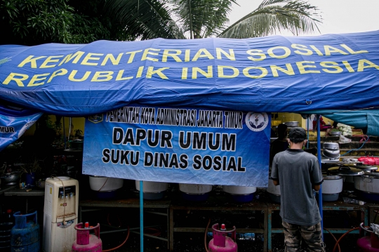 Kesibukan Dapur Umum Kementerian Sosial Bantu Korban Banjir di Jakarta