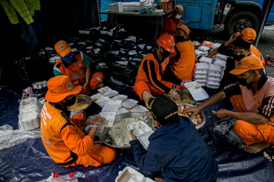 Kesibukan Dapur Umum Kementerian Sosial Bantu Korban Banjir di Jakarta