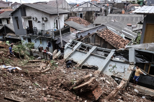 Tanah Longsor Timpa Permukiman di Kemang