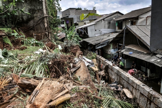 Tanah Longsor Timpa Permukiman di Kemang