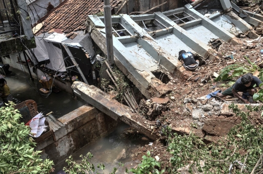 Tanah Longsor Timpa Permukiman di Kemang