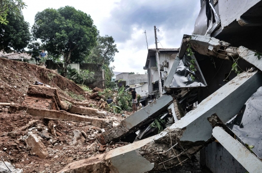 Tanah Longsor Timpa Permukiman di Kemang