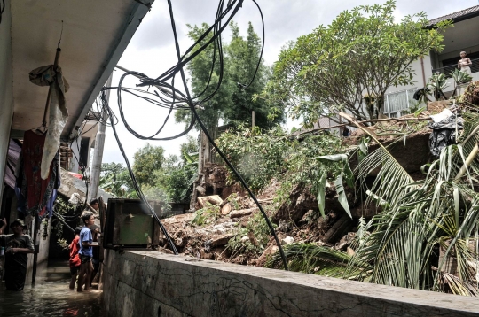 Tanah Longsor Timpa Permukiman di Kemang