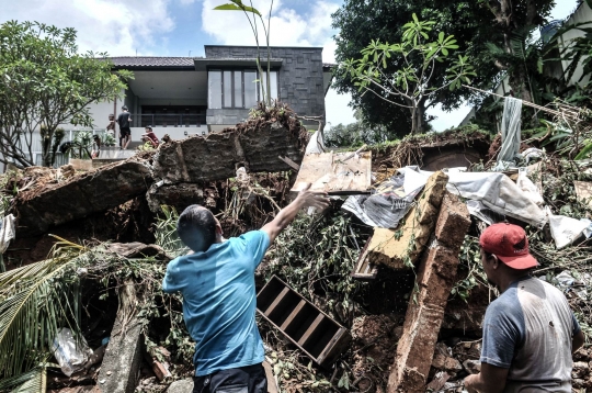 Tanah Longsor Timpa Permukiman di Kemang