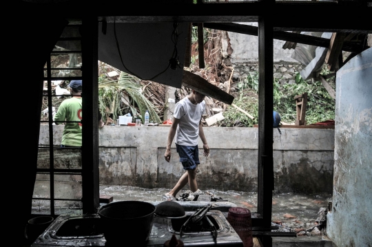 Tanah Longsor Timpa Permukiman di Kemang