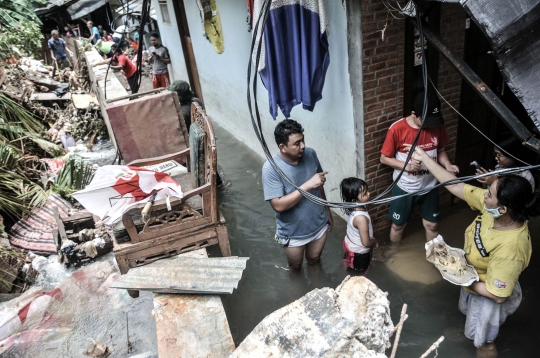 Akibat Longsor, Banjir di Kemang Timur Lambat Surut