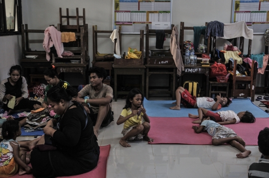 2 Hari Mengungsi di Sekolahan Akibat Banjir
