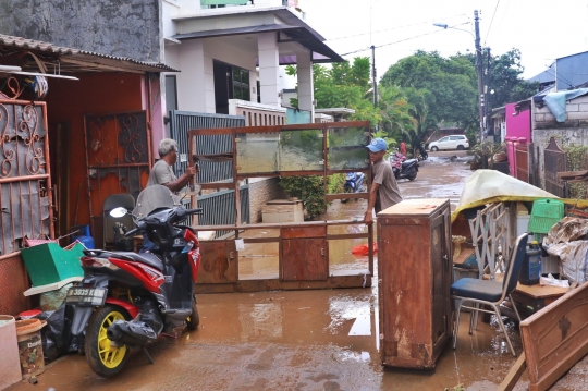 Warga Ciledug Indah Bersihkan Lumpur dan Sampah Sisa Banjir