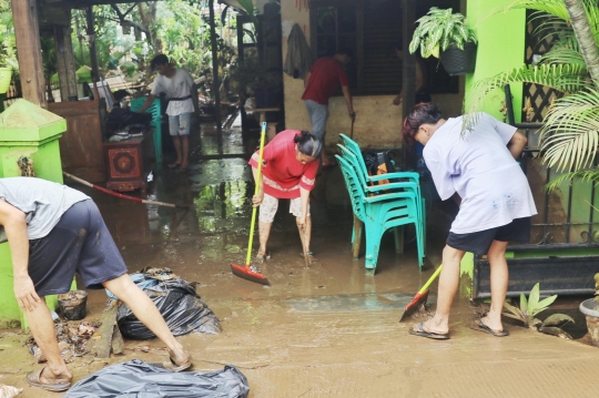 Warga Ciledug Indah Bersihkan Lumpur dan Sampah Sisa Banjir