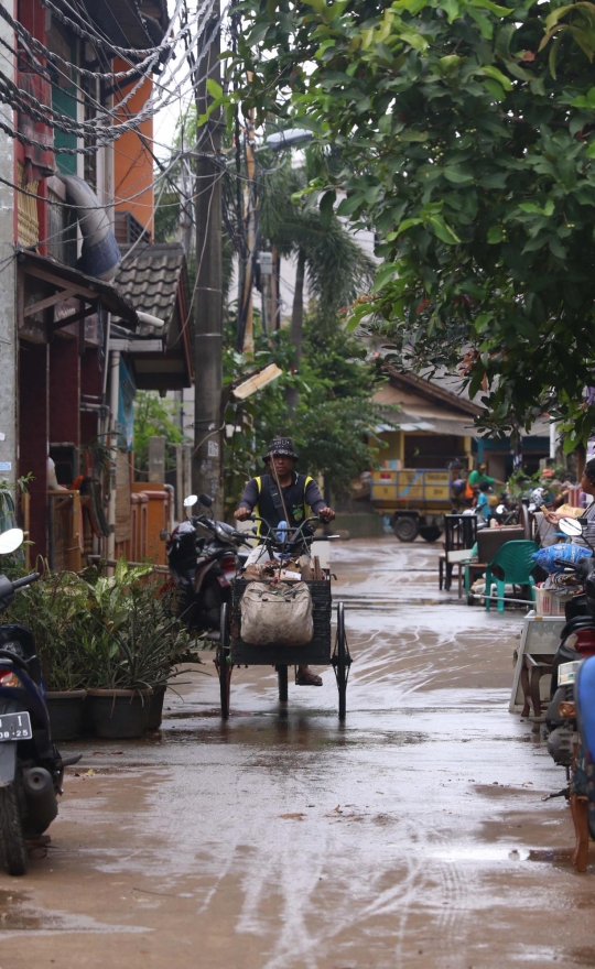 Berkah Pengumpul Barang Rongsok di Tengah Banjir Surut