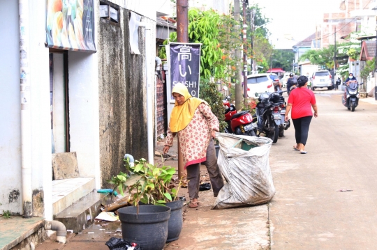 Berkah Pengumpul Barang Rongsok di Tengah Banjir Surut
