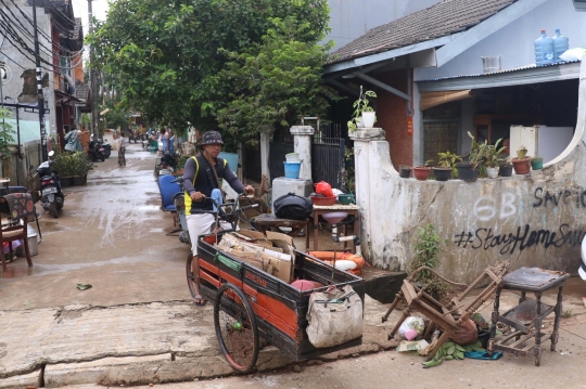 Berkah Pengumpul Barang Rongsok di Tengah Banjir Surut