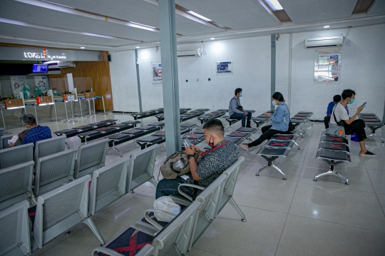 Suasana Stasiun Senen Saat Pembatalan Perjalanan Kereta Api Akibat Banjir