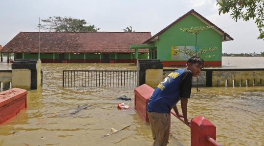 Desa di Kabupaten Bekasi Ini Masih Terendam Banjir Akibat Tanggul Jebol