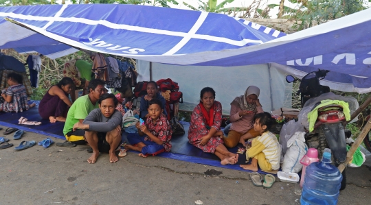 Korban Banjir Pebayuran Bekasi Bertahan di Tenda Seadanya