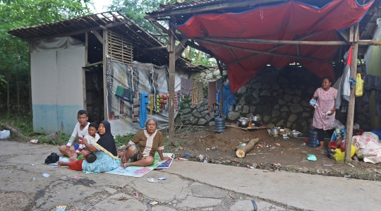 Korban Banjir Pebayuran Bekasi Bertahan di Tenda Seadanya