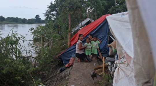 Korban Banjir Pebayuran Bekasi Bertahan di Tenda Seadanya