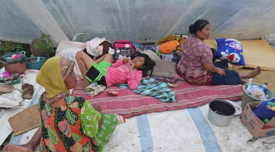 Korban Banjir Pebayuran Bekasi Bertahan di Tenda Seadanya